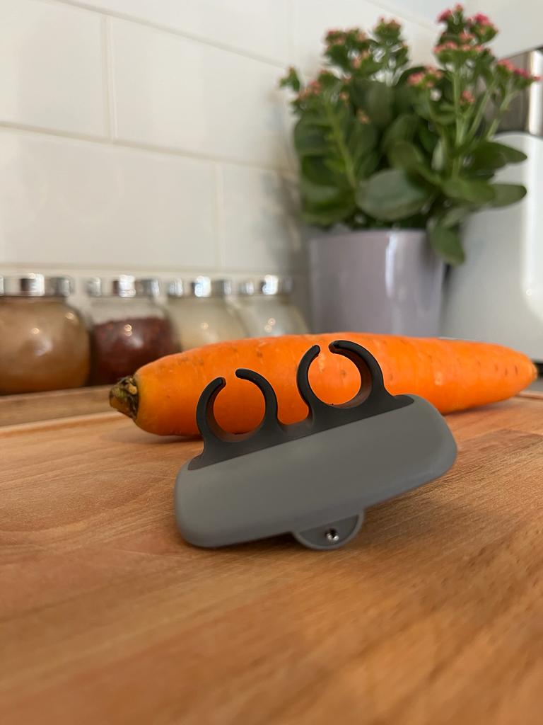 Hand peeler for vegetables and fruits