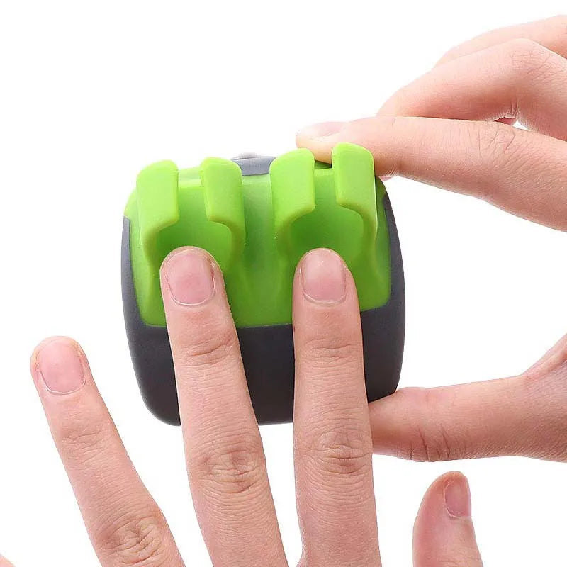 Hand peeler for vegetables and fruits