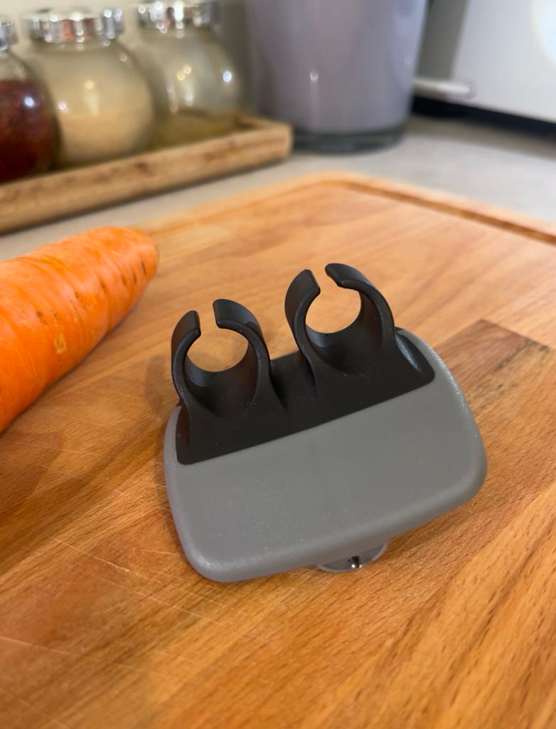 Hand peeler for vegetables and fruits