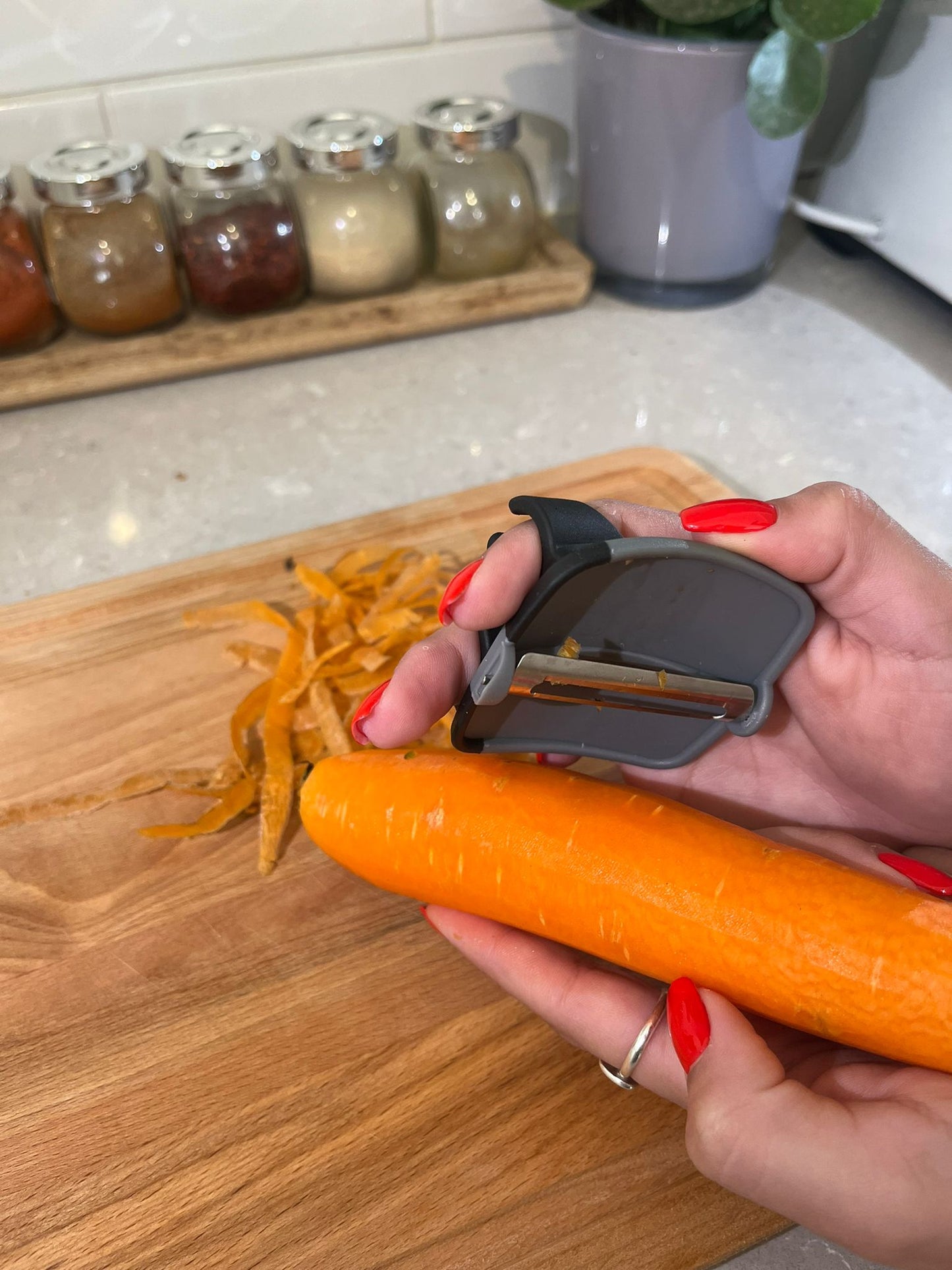 Hand peeler for vegetables and fruits